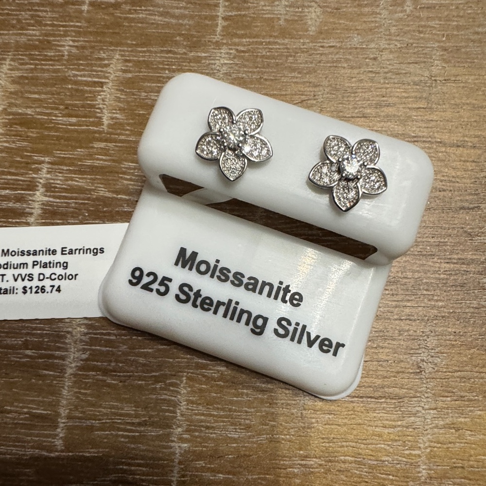 Silver shiny Moissanite flower earrings